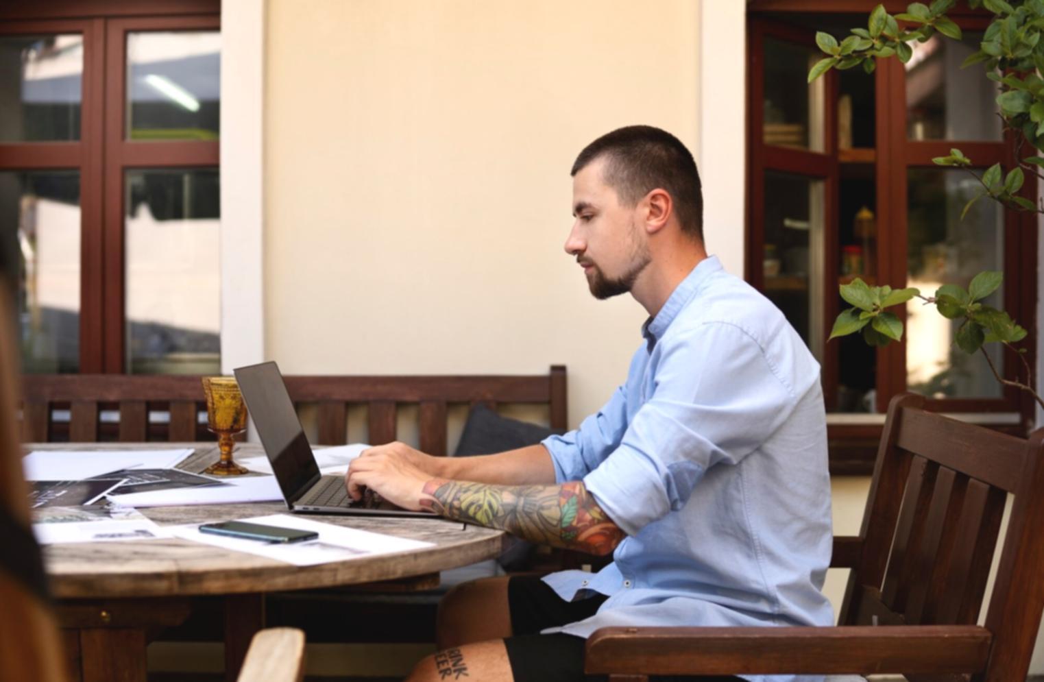 Budgetplanung am Arbeitsplatz mit Dokumenten und Laptop